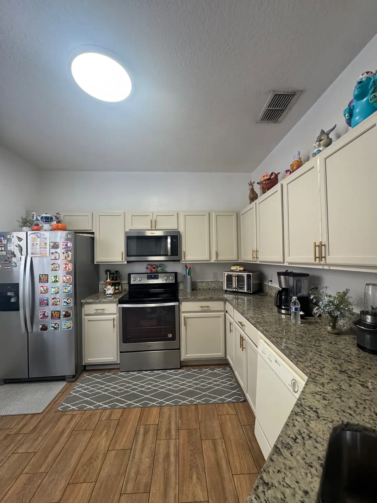 Soft cream full kitchen by BR Painting
